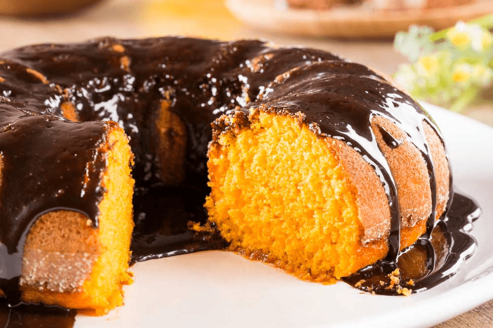 Bolo de cenoura com cobertura